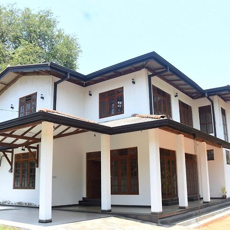Silverline Guest House Anuradhapura Ngoại thất bức ảnh